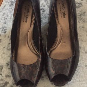 Open toe leopard print shoe